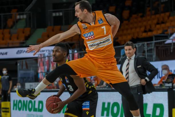 是球场上的 是球场上的